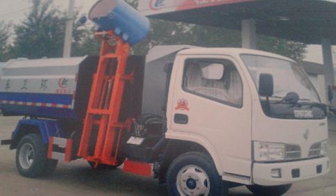 掛桶<a href=http://m.qmmq.net.cn/ljc target=_blank class=infotextkey>垃圾車</a>裝卸垃圾桶圖片