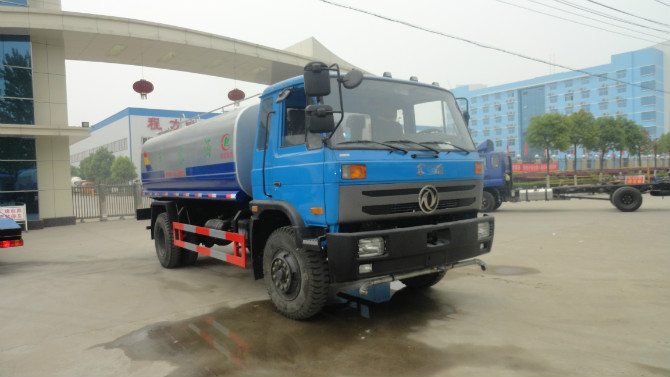 程力廠門(mén) 前的東風(fēng)153<a href=http://m.qmmq.net.cn/ssc target=_blank class=infotextkey>灑水車</a>